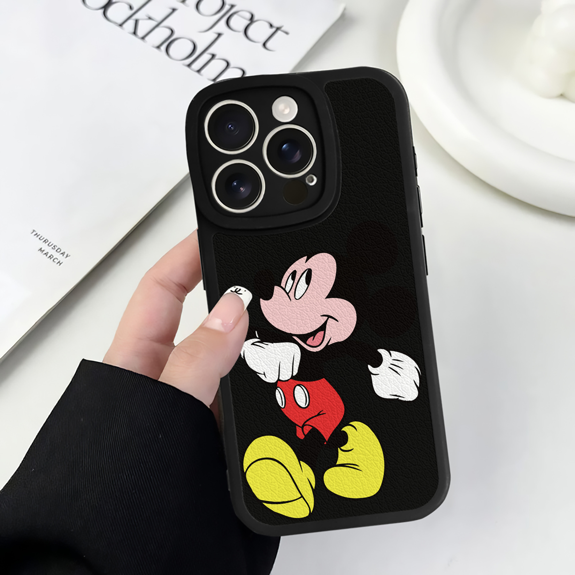 （画像用） ミッキーマウス Mickey Mouse 【iPhone 16シリーズ対応】シリコンスマホケース（レザー調） 材質：シリコン